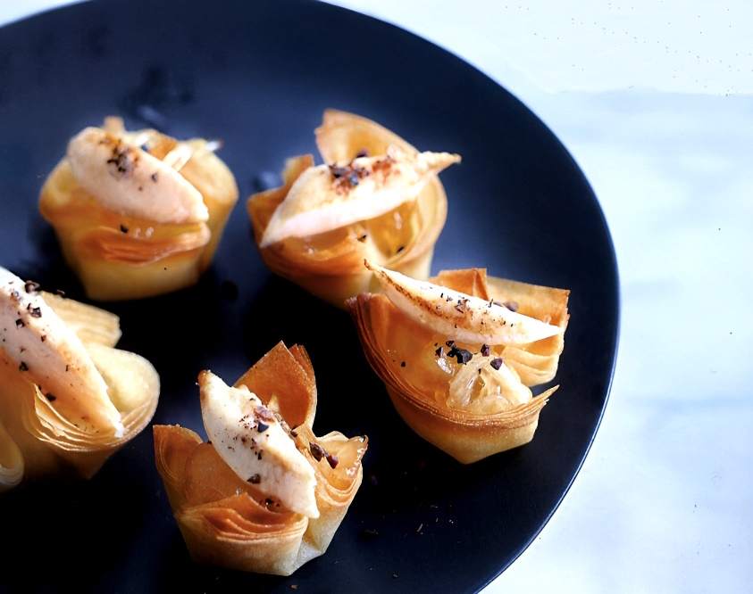 Буше с курицей и грушевым чатни, посыпанные какао