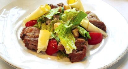 Салат с копченым сулугуни и курицей