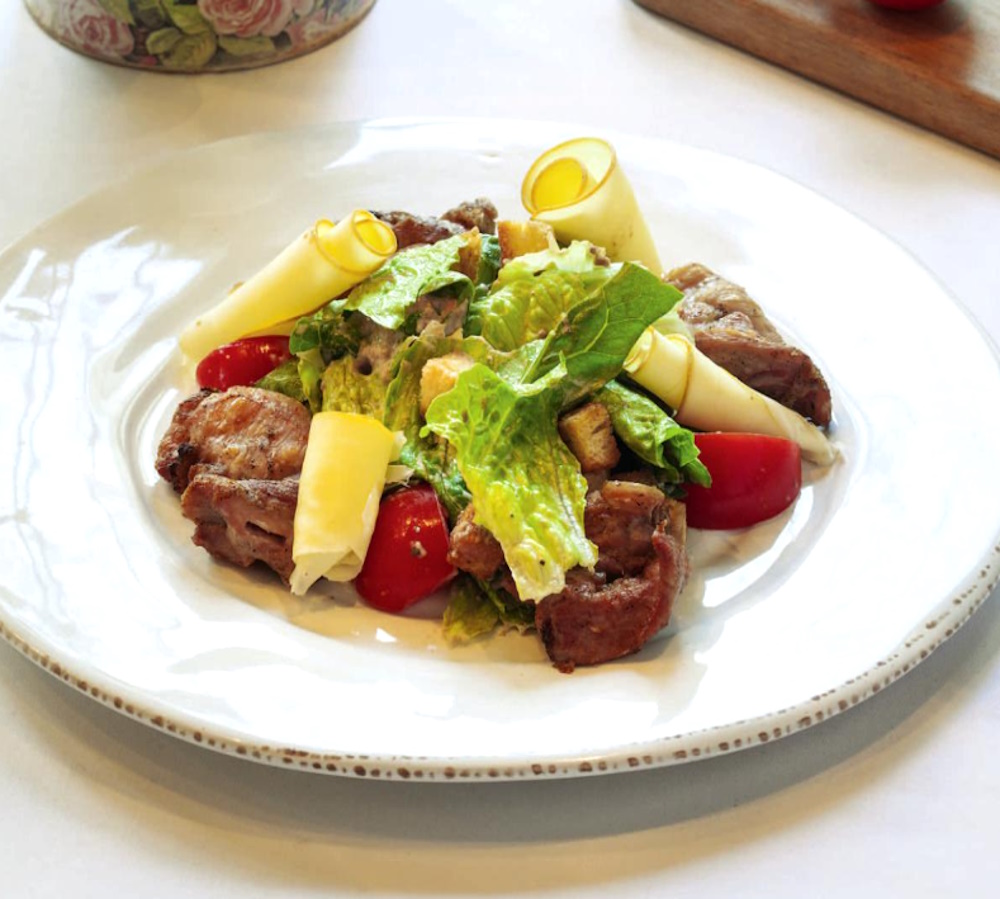 Салат с копченым сулугуни и курицей