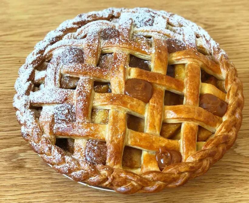 Яблочный пирог с соленой карамелью