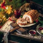 Свиной рулет с яблочной начинкой и клюквенным соусом