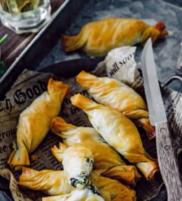 Закусочные «конфетки» с сыром и шпинатом