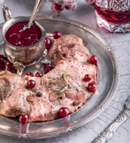 Утиная грудка с клюквенным соусом