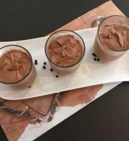 Шоколадный мусс с соленой карамелью