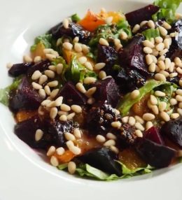 Салат с печеной свеклой и мандаринами в медовой заправке