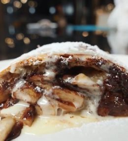 Штрудель с грушей, шоколадом и сливочным соусом