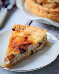 Пирог с курицей, шампиньонами и сыром