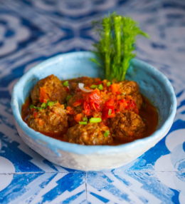 Мясные тефтели в овощном соусе