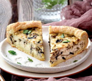 Песочный пирог с грибами и сыром