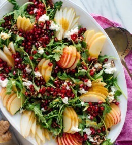 Зеленый салат с грушей, яблоком, гранатом и имбирной заправкой