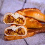 Пирожки с яблоком, корицей и изюмом