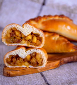 Пирожки с яблоком, корицей и изюмом
