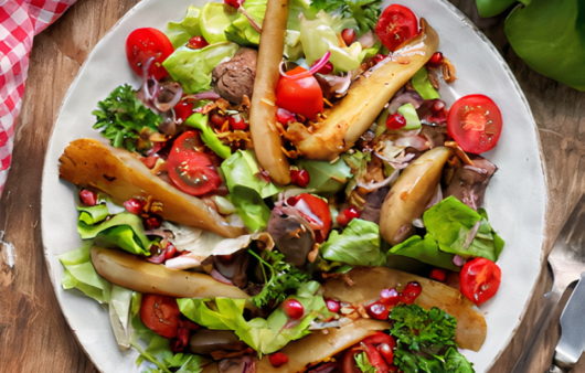 Салат с карамелизованной куриной печенью, грушей и гранатовой заправкой