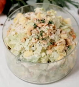 Салат с курицей и ананасами