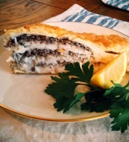 Кулебяка с лососем, рисом и грибами