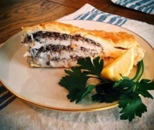 Кулебяка с лососем, рисом и грибами