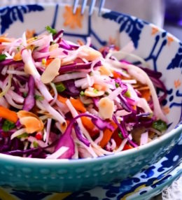 Вкусный салат из двух видов капусты