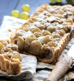 Тарт с виноградом и орехами