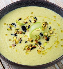 Крем-суп из сельдерея с изюмом и фисташками