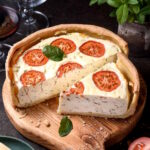 Закусочный пирог с творожным сыром и зеленью