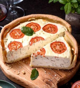 Закусочный пирог с творожным сыром и зеленью