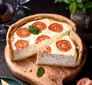 Закусочный пирог с творожным сыром и зеленью