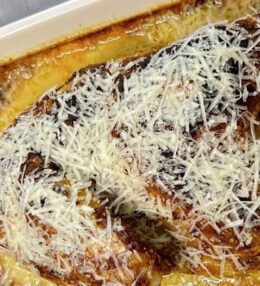 Печеная курица в сырном соусе