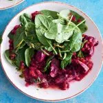 Салат из куриной печенки с брусникой и мятой