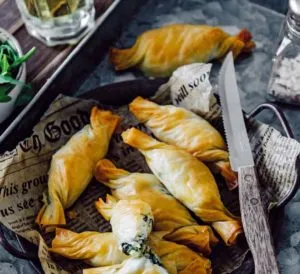 Закусочные «конфетки» с сыром и шпинатом