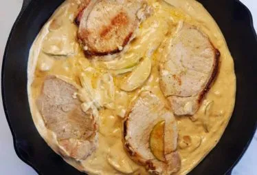 Свинина с яблоками в сметанном соусе