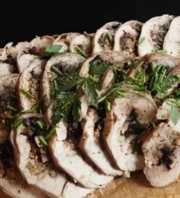 Куриный рулет с черносливом и грецким орехом