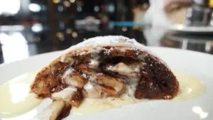 Штрудель с грушей, шоколадом и сливочным соусом