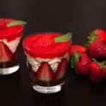 порционные чизкейки с клубникой