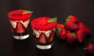 Порционные чизкейки с клубникой в стакане