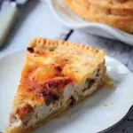 Пирог с курицей, шампиньонами и сыром