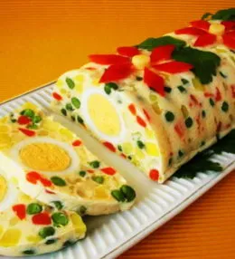 Желейный салат с яйцами и овощами