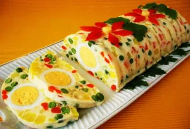 Желейный салат с яйцами и овощами