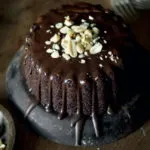 Шоколадный кекс с соленым арахисом