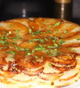 Картофель, запеченный ломтиками в сливочном масле