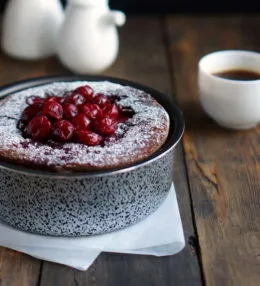 Шоколадный клафути с вишней