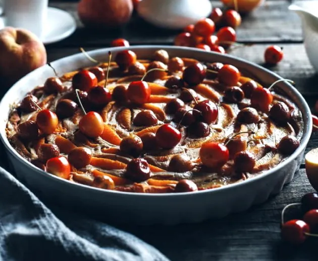 миндальный пирог с персиками и черешней