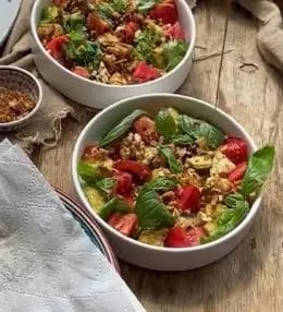 Салат с хрустящими баклажанами и йогуртовой заправкой