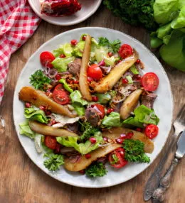 Салат с карамелизованной куриной печенью, грушей и гранатовой заправкой