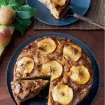 Глазированный яблочный пирог с орехами и финиками