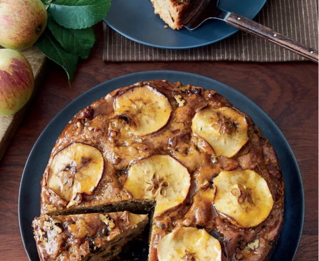 Глазированный яблочный пирог с орехами и финиками