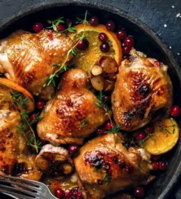 Куриные бедрышки, запеченные с апельсином и клюквой