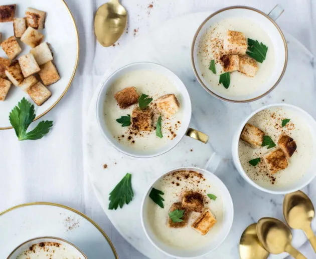 Суп-пюре из яблок и сельдерея с коричными крутонами