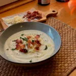 Сырный крем-суп из цветной капусты с беконом