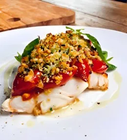 Треска с томатной сальсой под хрустящей корочкой