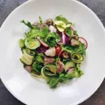 Теплый салат с куриными сердечками и овощами